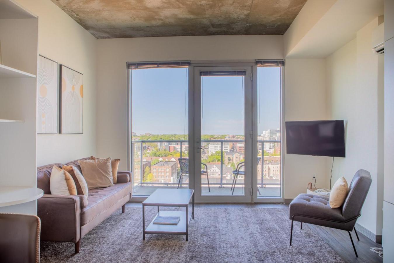 Luxury Near Brady St With Balcony And View Milwaukee