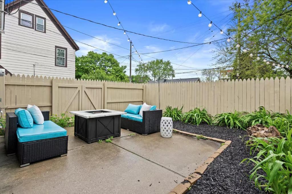 Apartment 4 Bedroom 3 Story Townhouse With Free Parking *