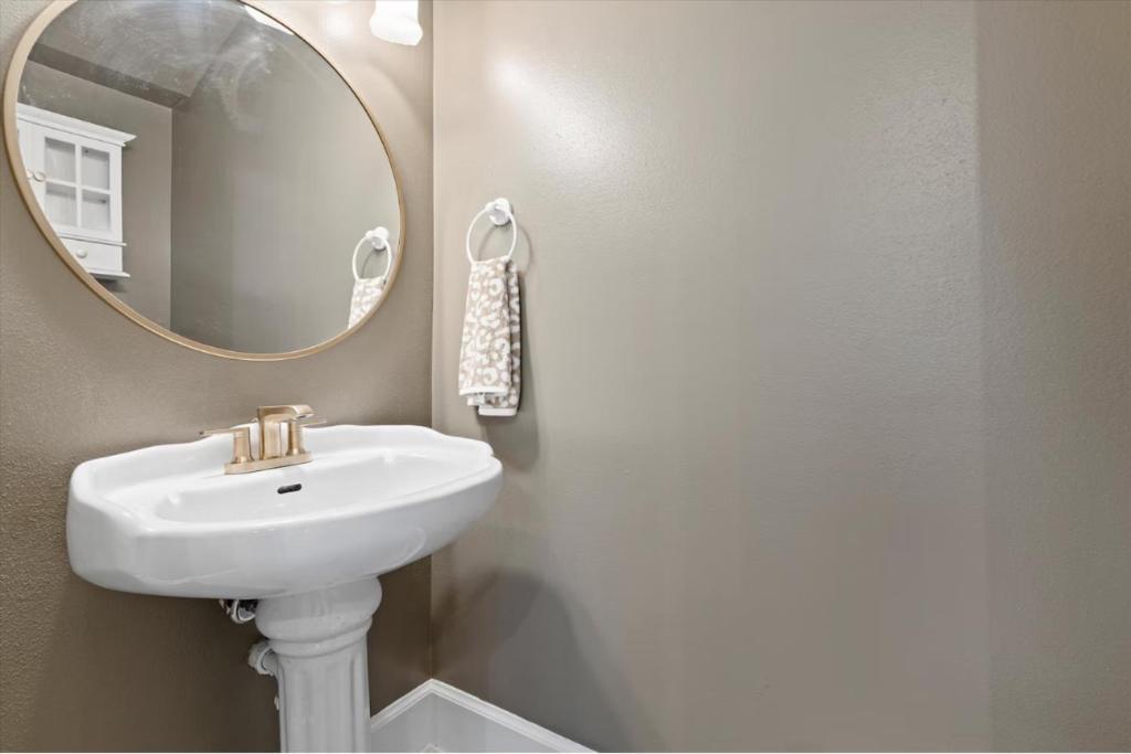 4 Bedroom 3 Story Townhouse With Free Parking *