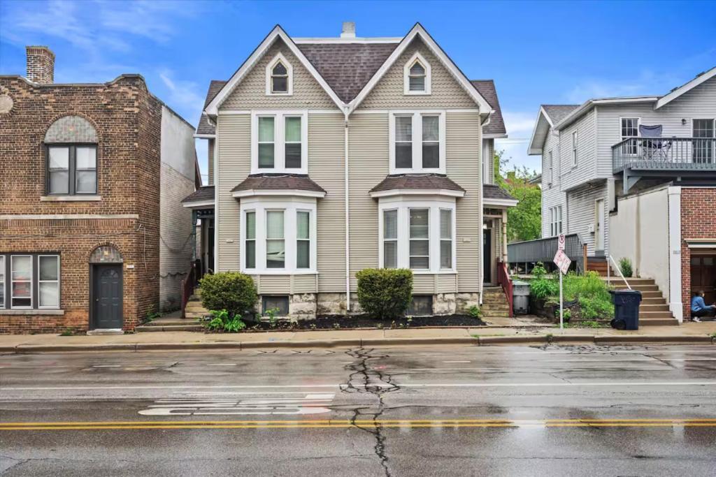 4 Bedroom 3 Story Townhouse With Free Parking Apartment *
