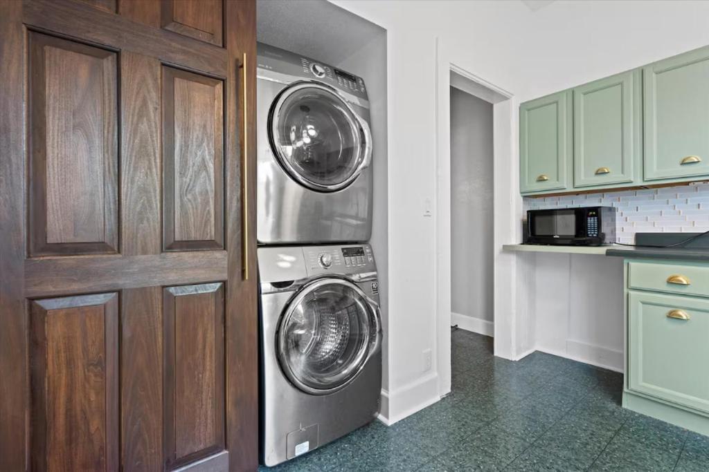 Apartment 4 Bedroom 3 Story Townhouse With Free Parking *