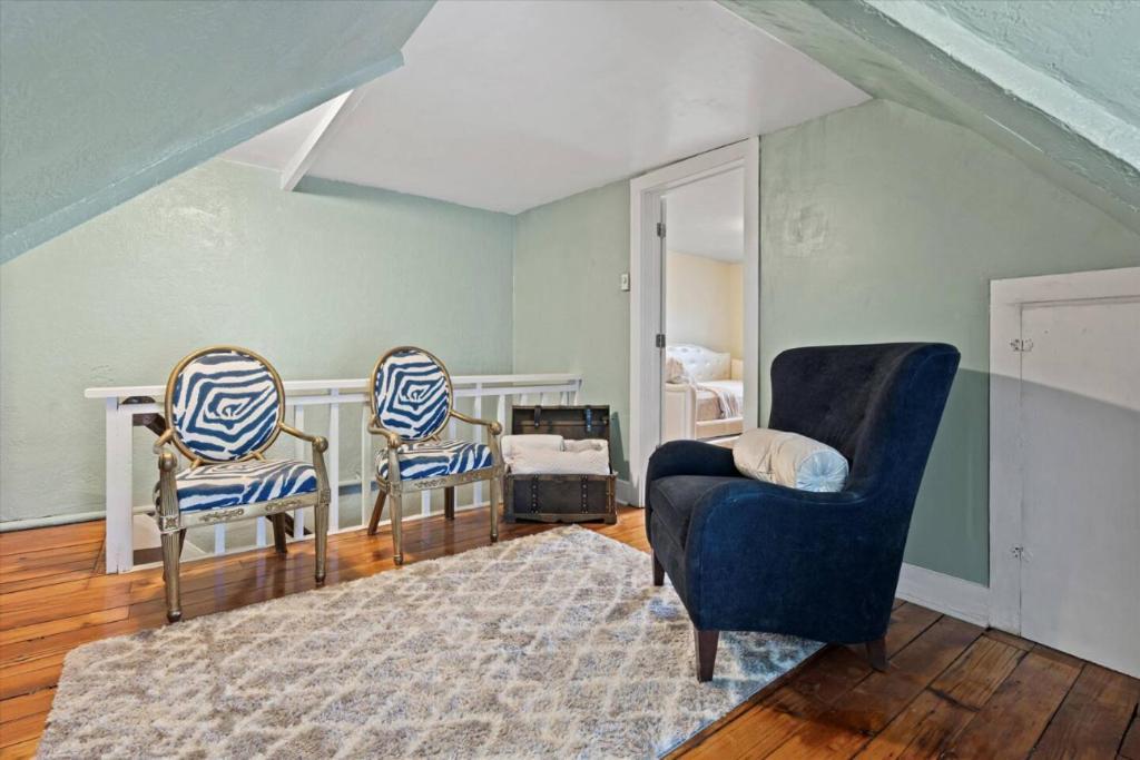 Apartment 4 Bedroom 3 Story Townhouse With Free Parking *