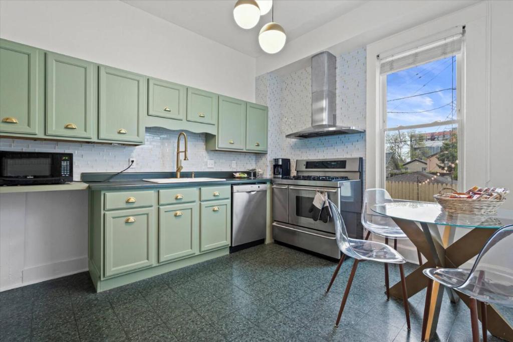 4 Bedroom 3 Story Townhouse With Free Parking *