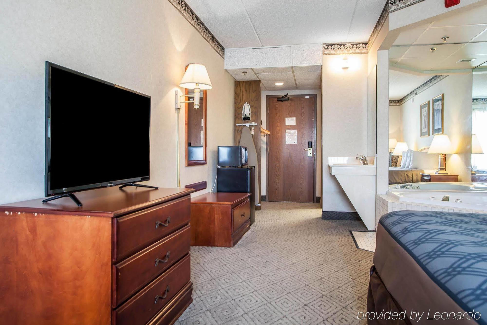 Hotel Rodeway & Airport 2*