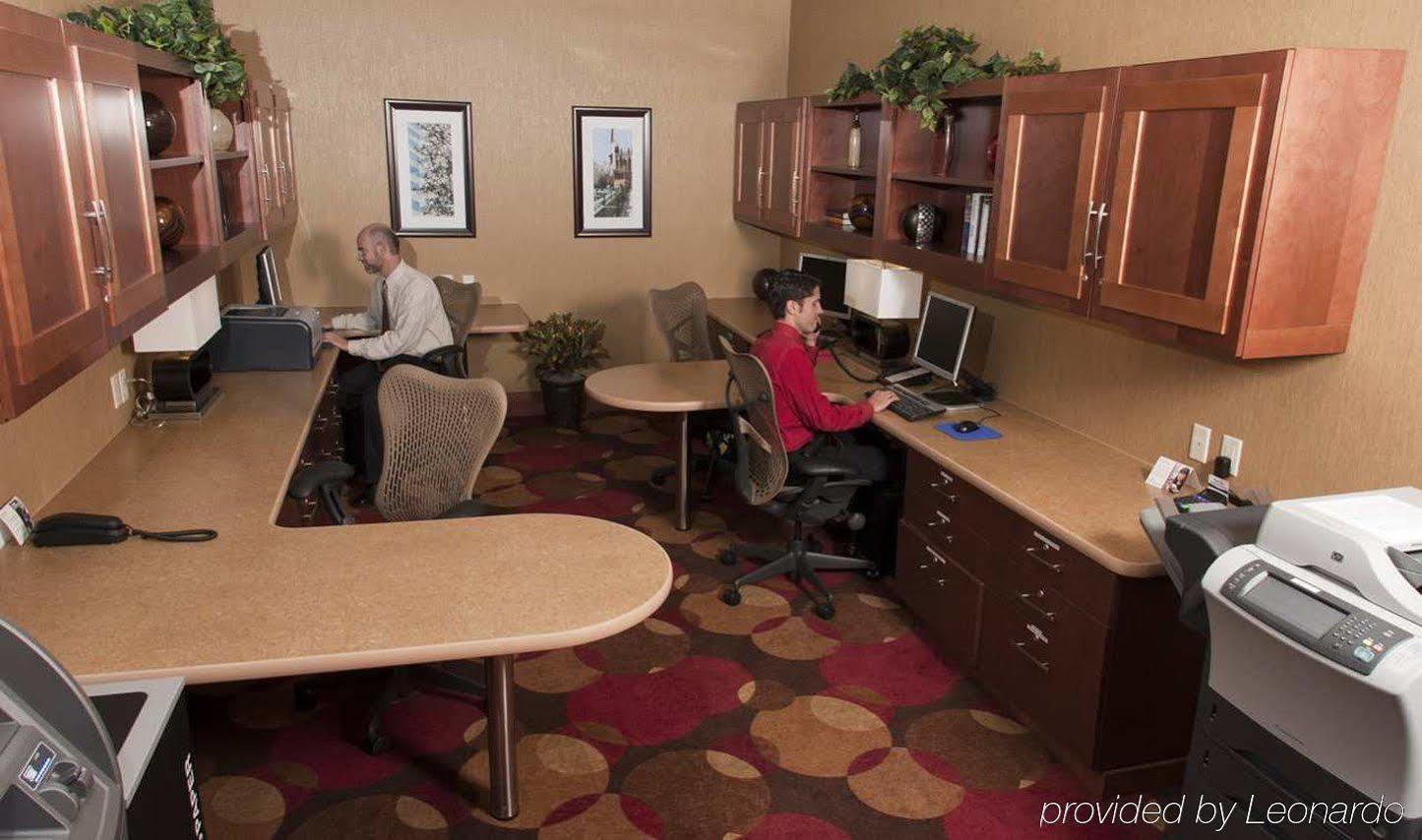 Hilton Garden Airport 3*