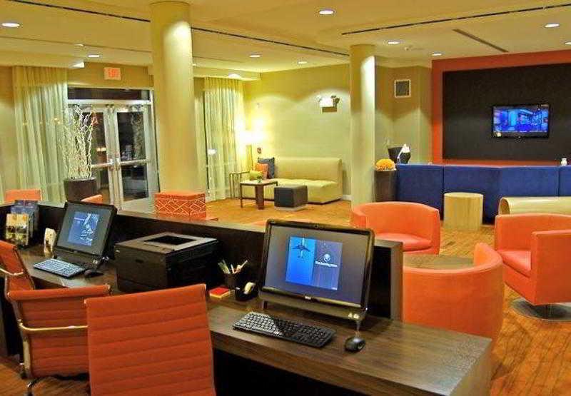 Hotel Courtyard Airport 3*