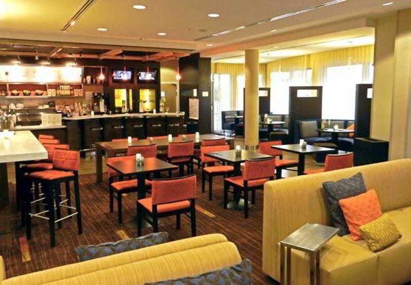Courtyard Airport Hotel 3*