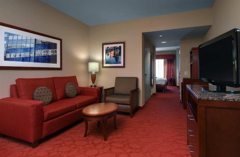 Hilton Garden Airport 3*