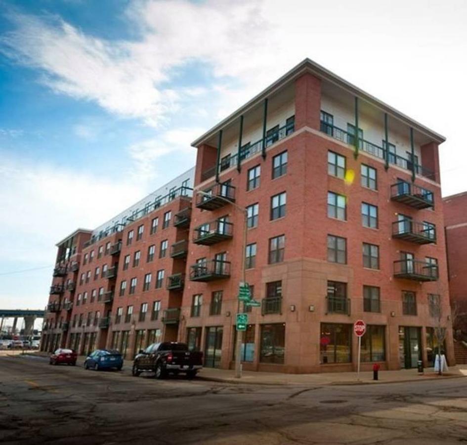 Apartment Frontdesk 132 Jefferson St Apts Milwaukee's Third Ward