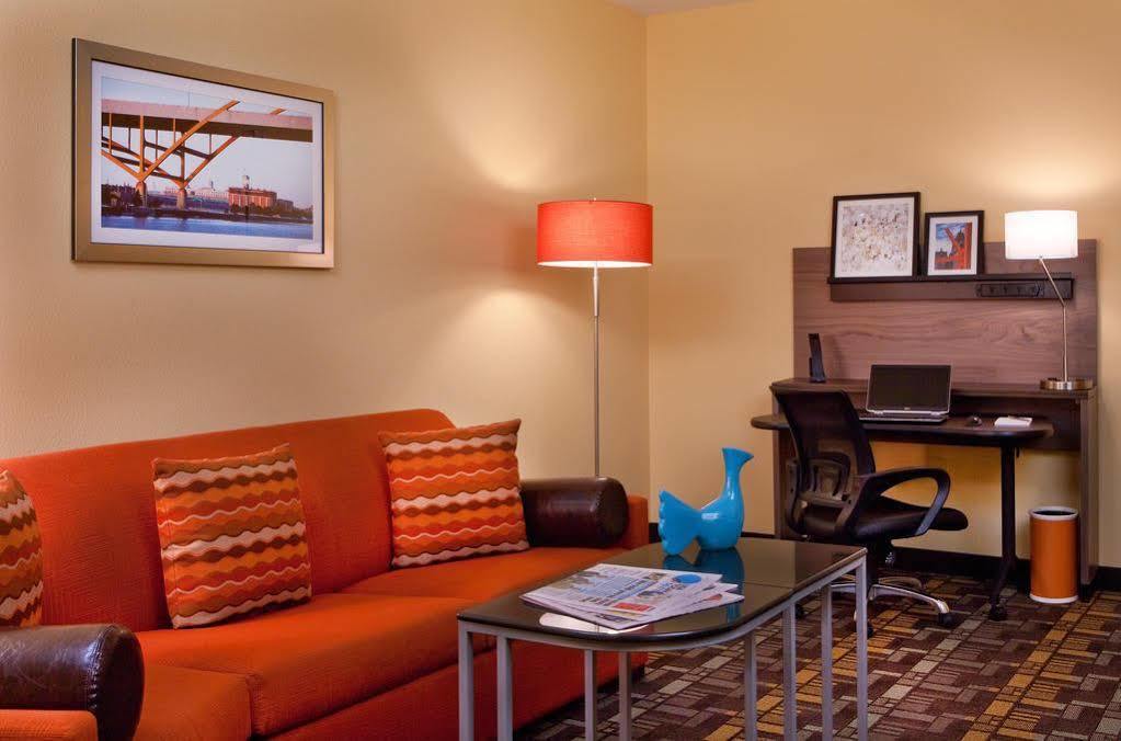 Fairfield & By Marriott Downtown Hotel Milwaukee