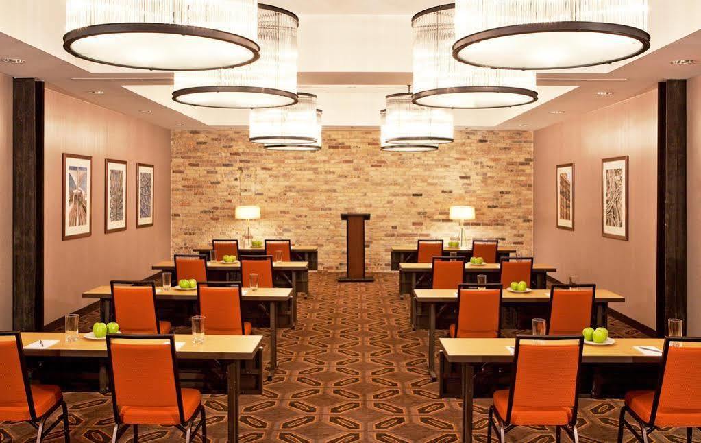 Fairfield & By Marriott Downtown Hotel Milwaukee