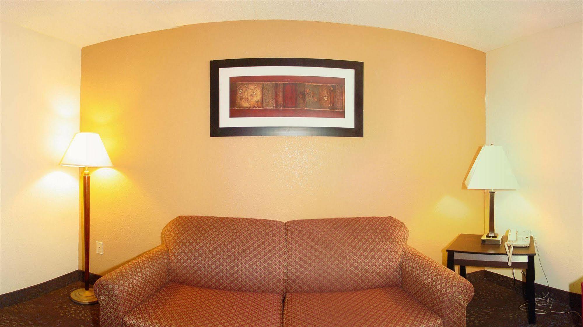Hotel Quality Airport 3*