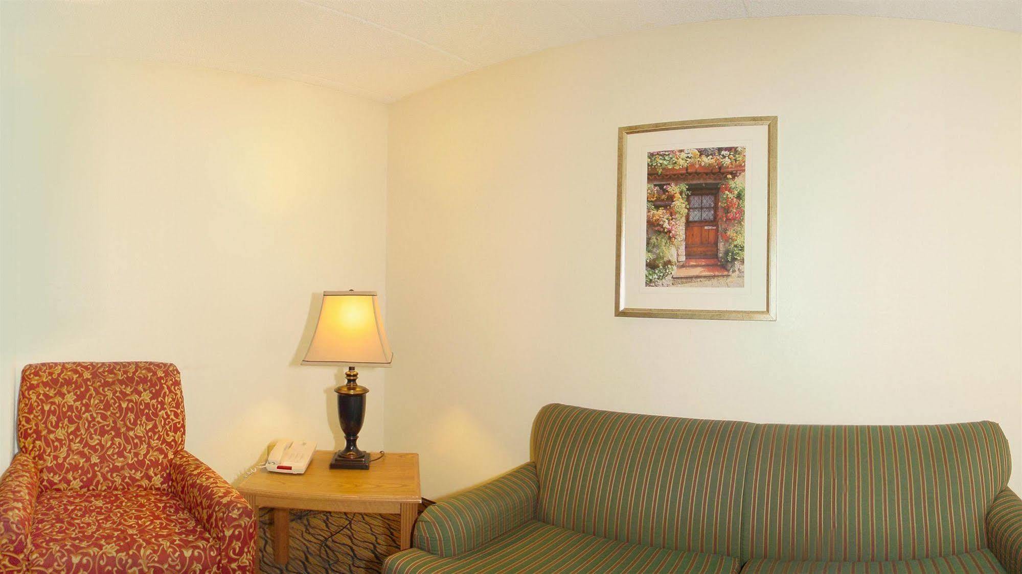 Hotel Quality Airport 3*