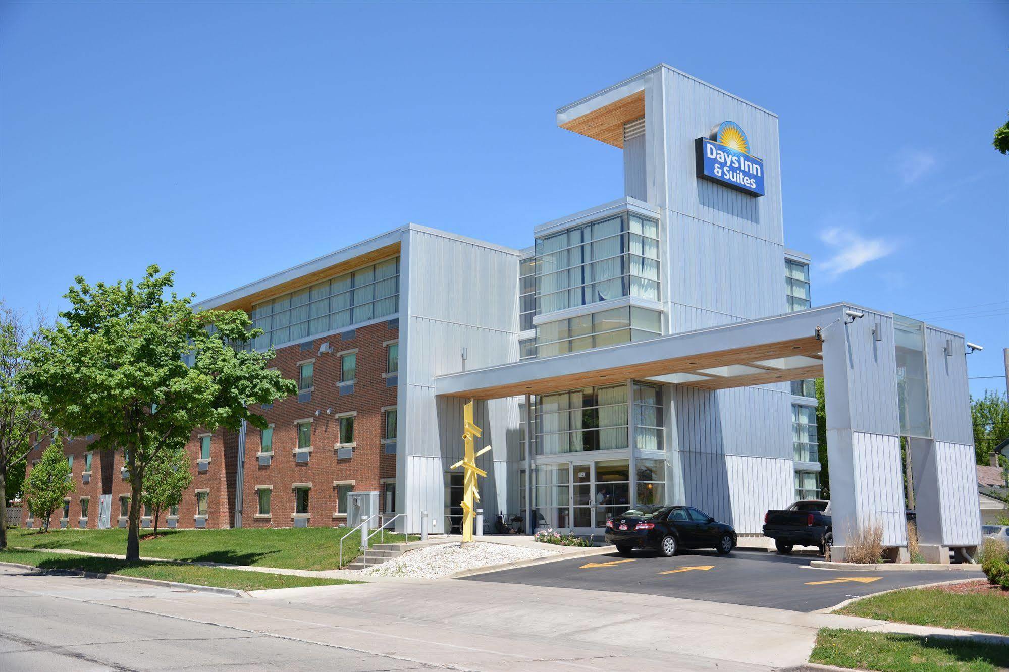 Days & By Wyndham Hotel Milwaukee