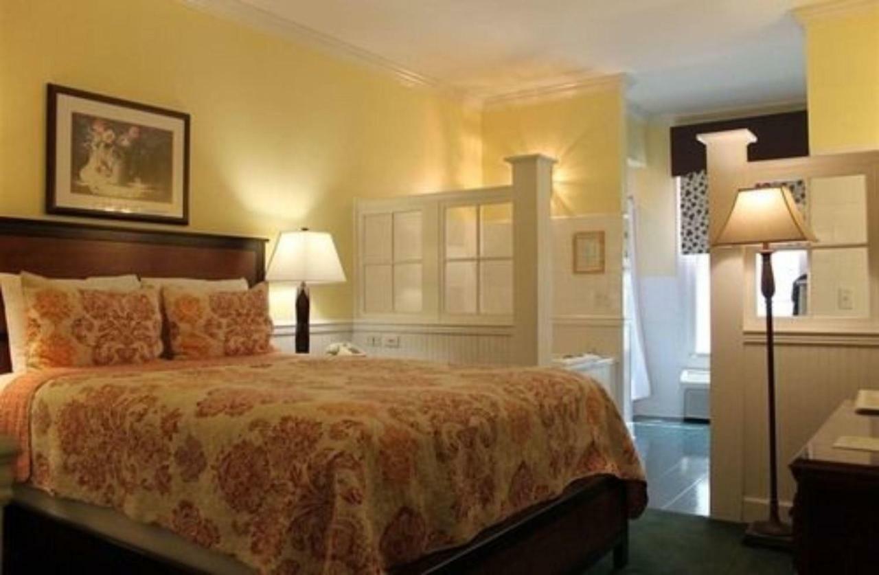 County Clare Inn Bed & Breakfast Milwaukee