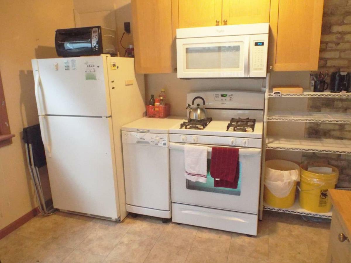 Comfortable 3 Bedroom Craftsman In Milwaukee's Bay View Neighborhood *