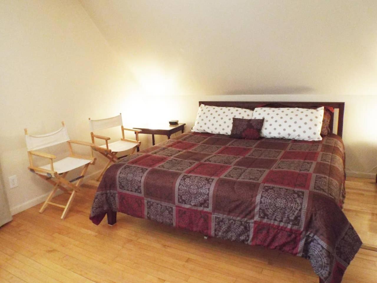 Comfortable 3 Bedroom Craftsman In Milwaukee's Bay View Neighborhood *