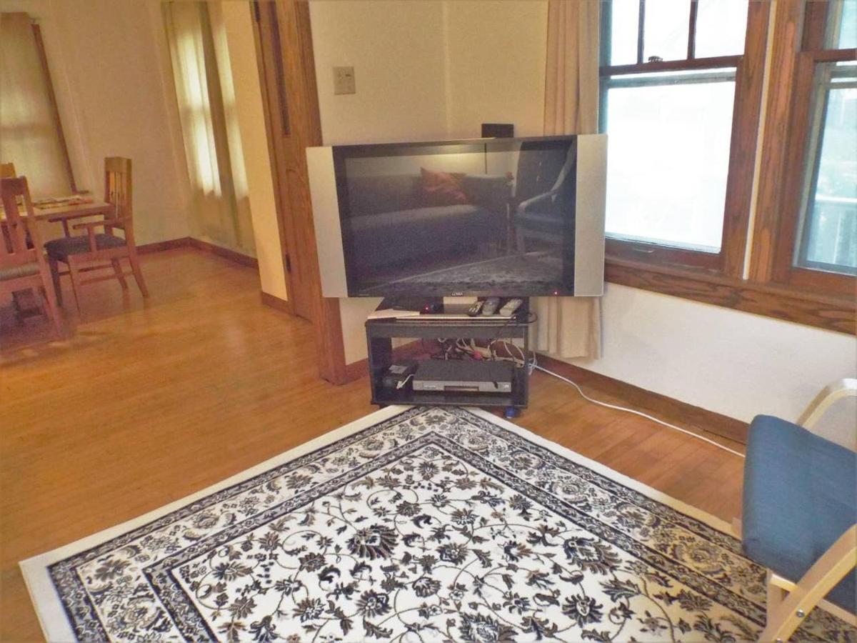Comfortable 3 Bedroom Craftsman In Milwaukee's Bay View Neighborhood