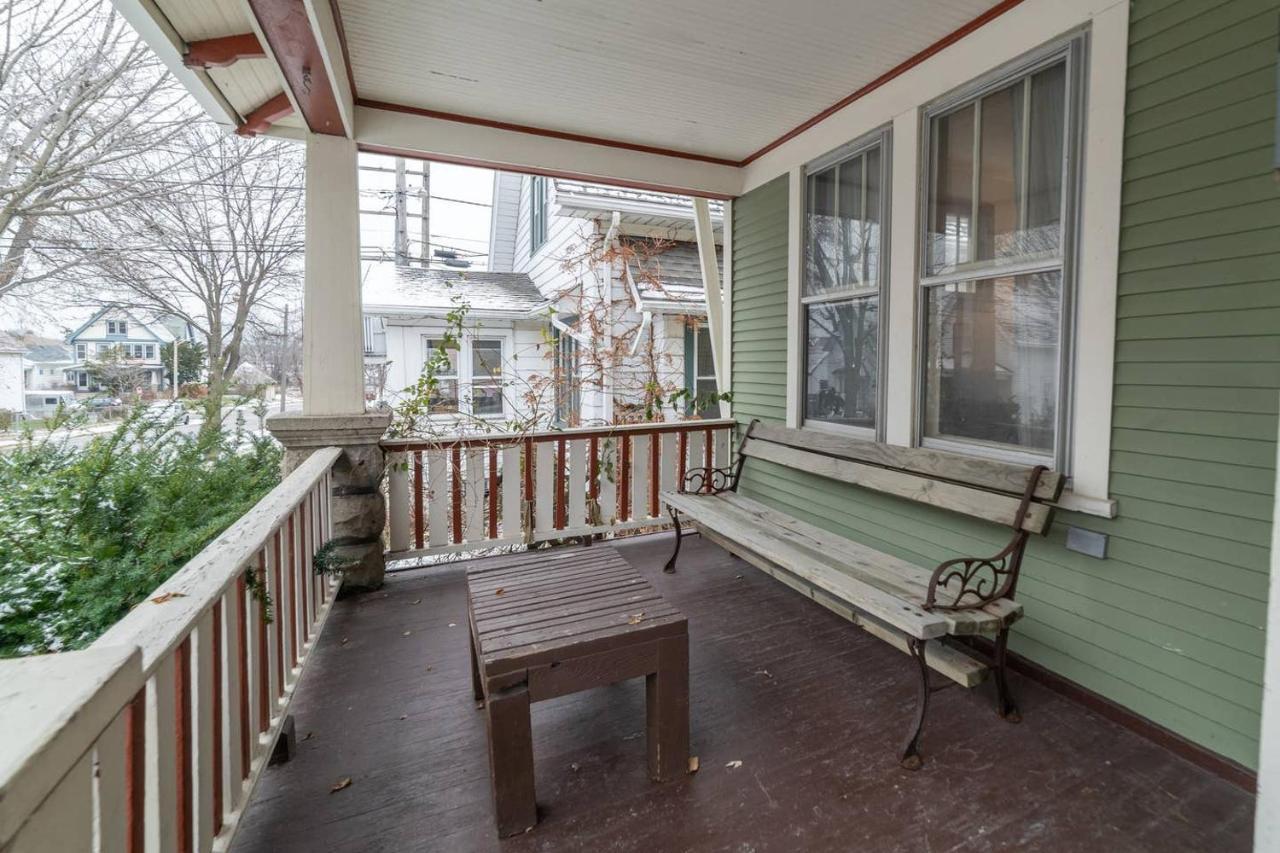 Comfortable 3 Bedroom Craftsman In Milwaukee's Bay View Neighborhood *