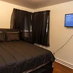 Nice Three Bedroom Rental Unit Free Parking & Wifi