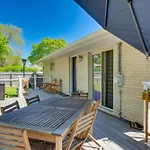 Cozy Milwaukee Apartment With Deck, 2 Mi To Airport!