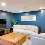 Cozy Milwaukee Apartment With Deck, 2 Mi To Airport!