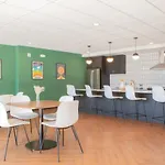 Modern East Side 1Br Apt With Balcony, Pool, And Gym