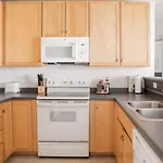 Spacious Third Ward Apt Near Summerfest With Balcony