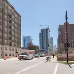 Chic East Side 1Br Apt With Balcony, Pool, And Gym