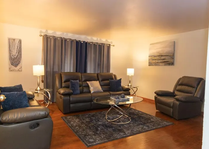 Nice Three Bedroom Rental Unit Free Parking & Wifi