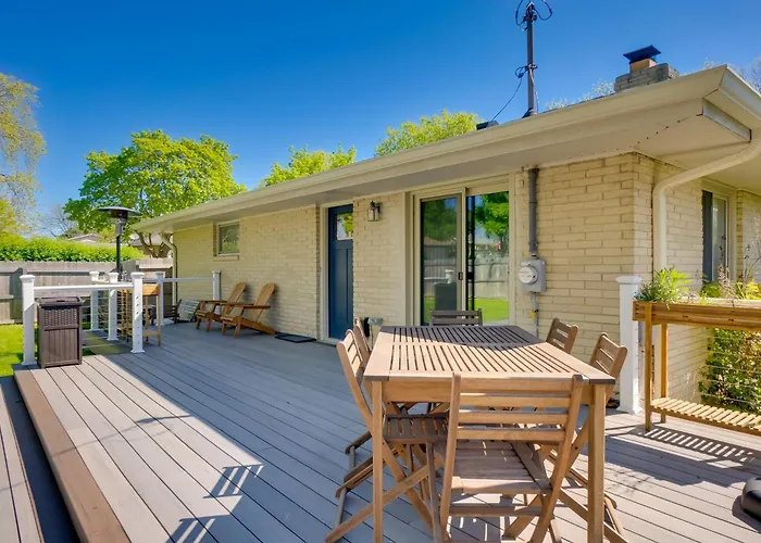 Cozy Milwaukee Apartment With Deck, 2 Mi To Airport!