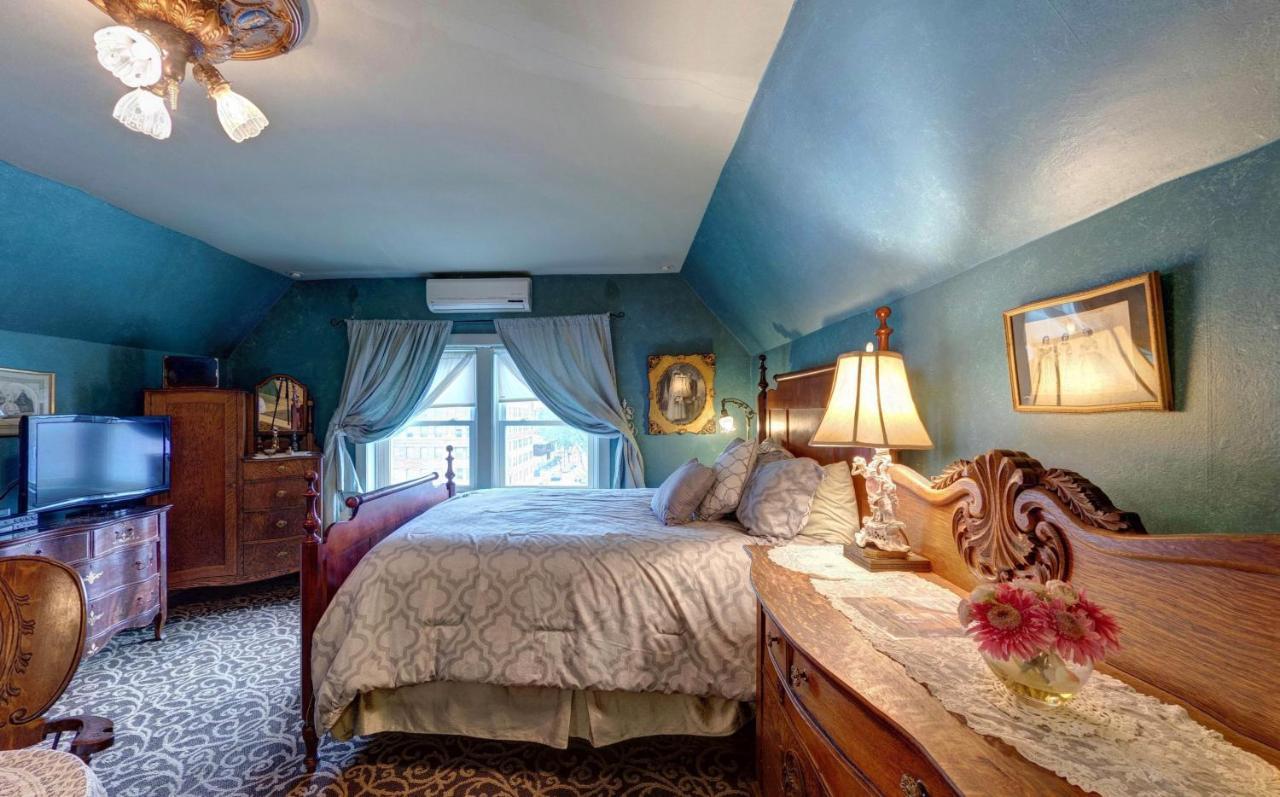 Brumder Mansion Bed & Breakfast Milwaukee