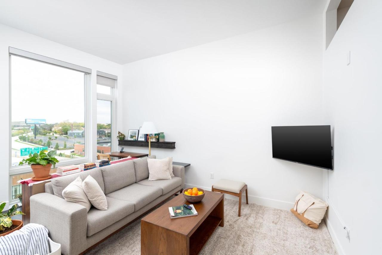 Apartment Flexhome Skywalk To Fiserv U3 With Rooftop, Gym, And Parking Milwaukee