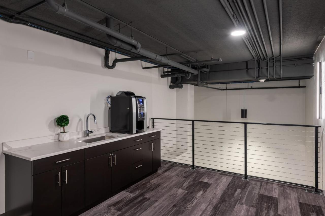 Flexhome Skywalk To Fiserv U3 With Rooftop, Gym, And Parking Apartment