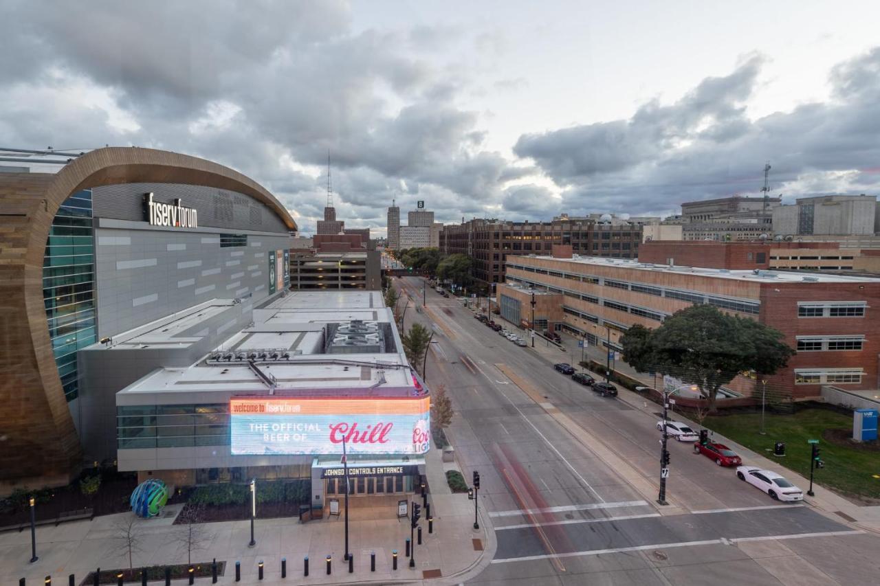 Flexhome Skywalk To Fiserv U3 With Rooftop, Gym, And Parking Apartment Milwaukee