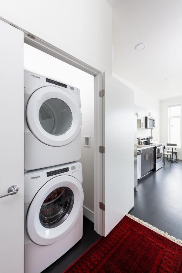 Apartment Flexhome Skywalk To Fiserv U3 With Rooftop, Gym, And Parking