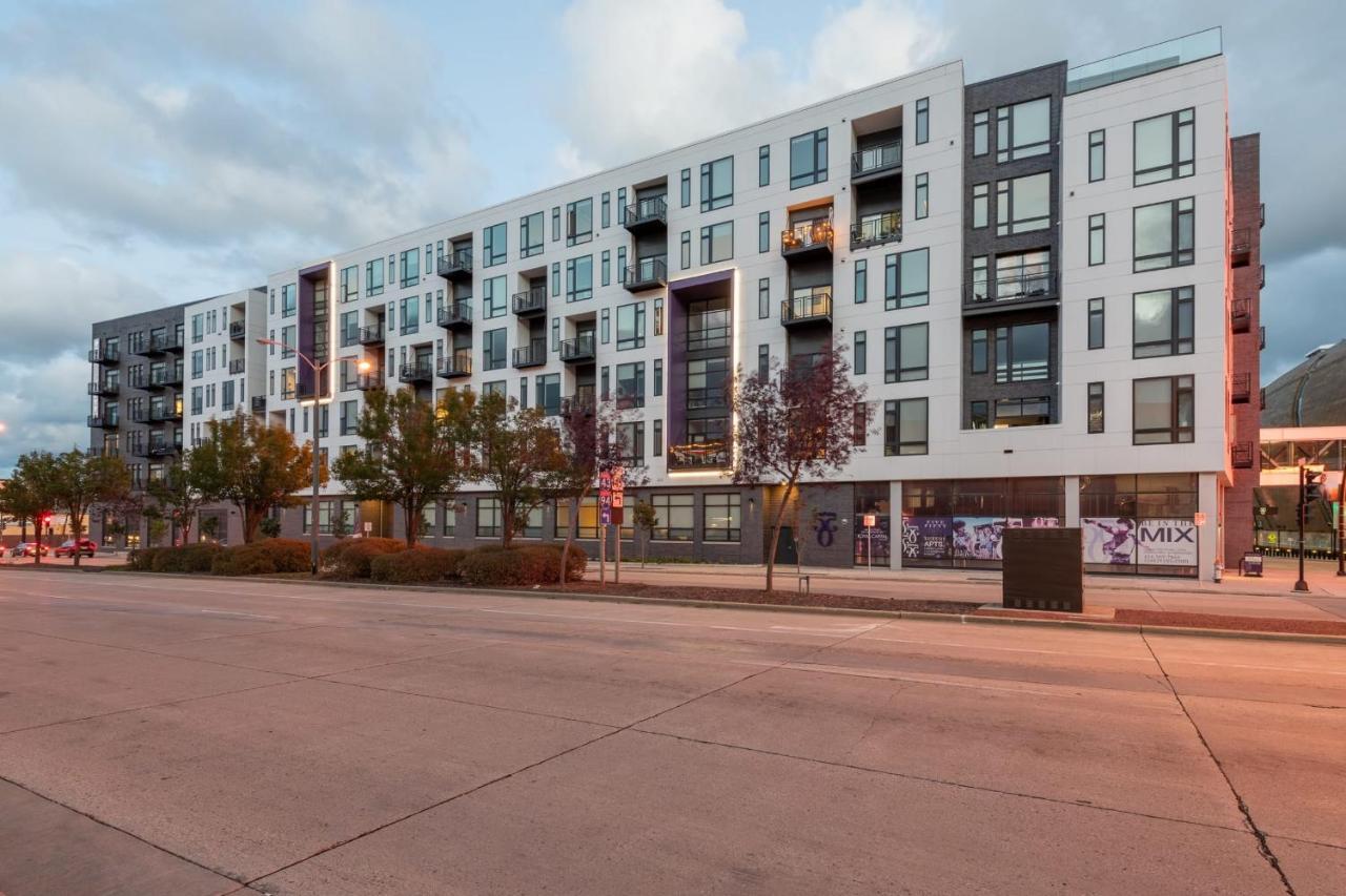 Apartment Flexhome Skywalk To Fiserv U3 With Rooftop, Gym, And Parking *