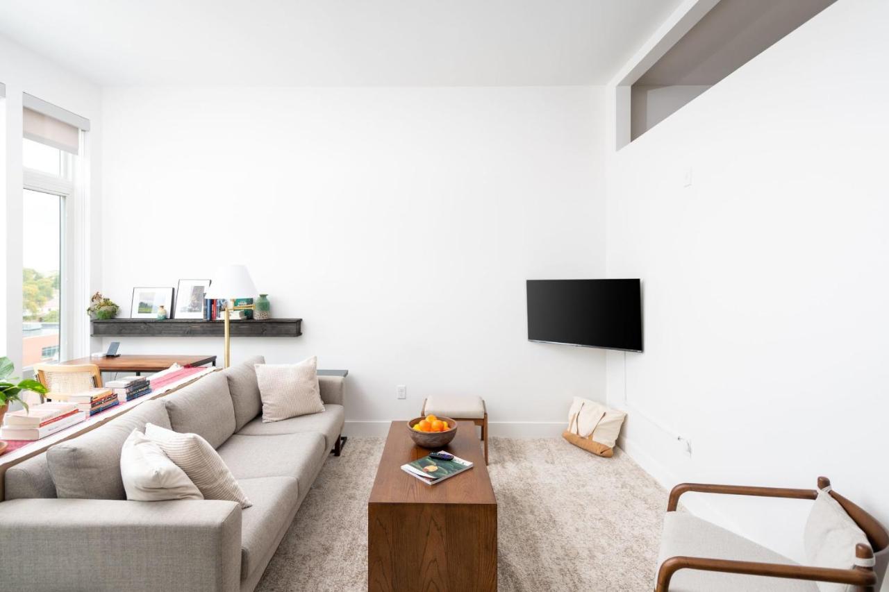 Flexhome Skywalk To Fiserv U3 With Rooftop, Gym, And Parking Apartment