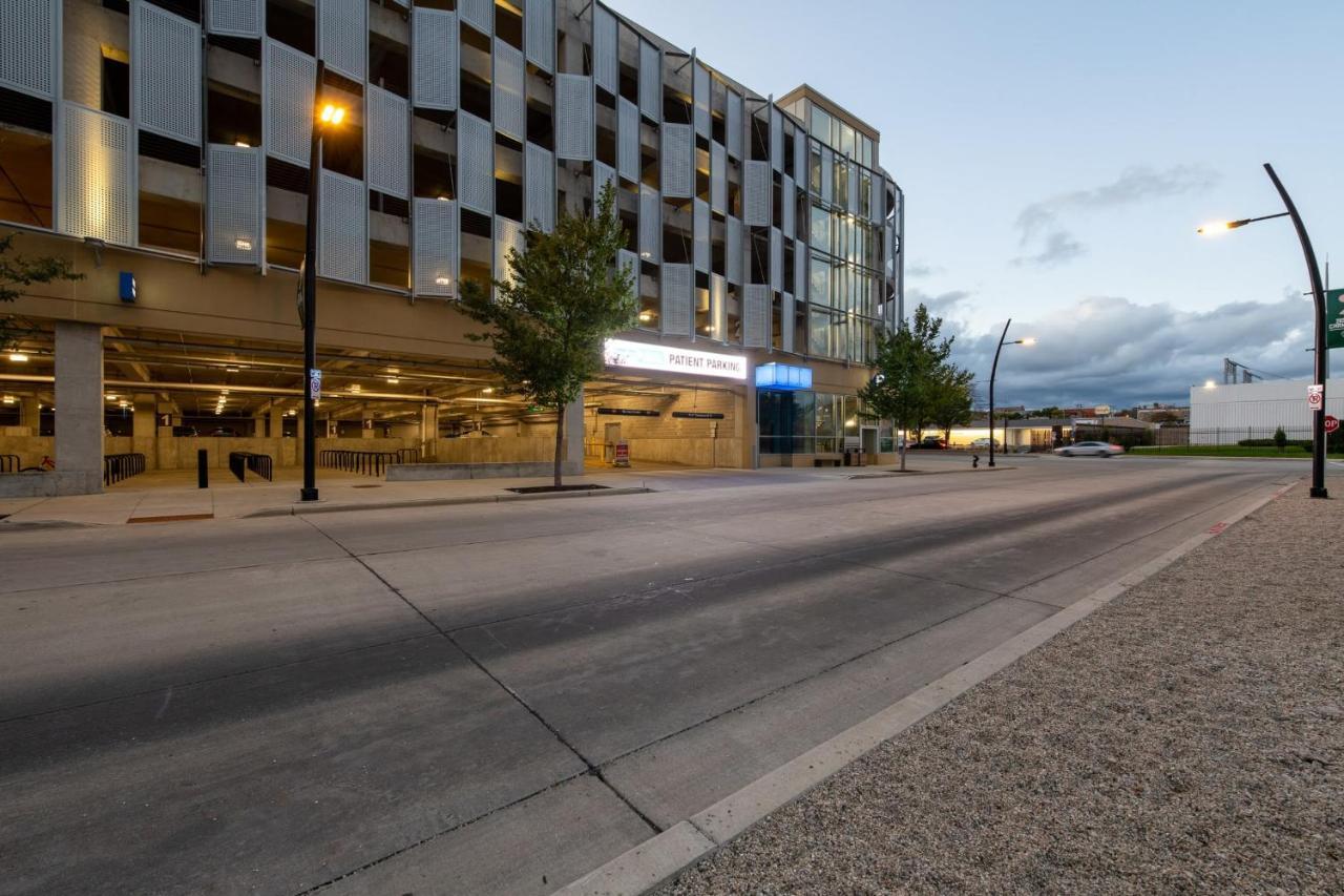 Apartment Flexhome Skywalk To Fiserv U3 With Rooftop, Gym, And Parking *
