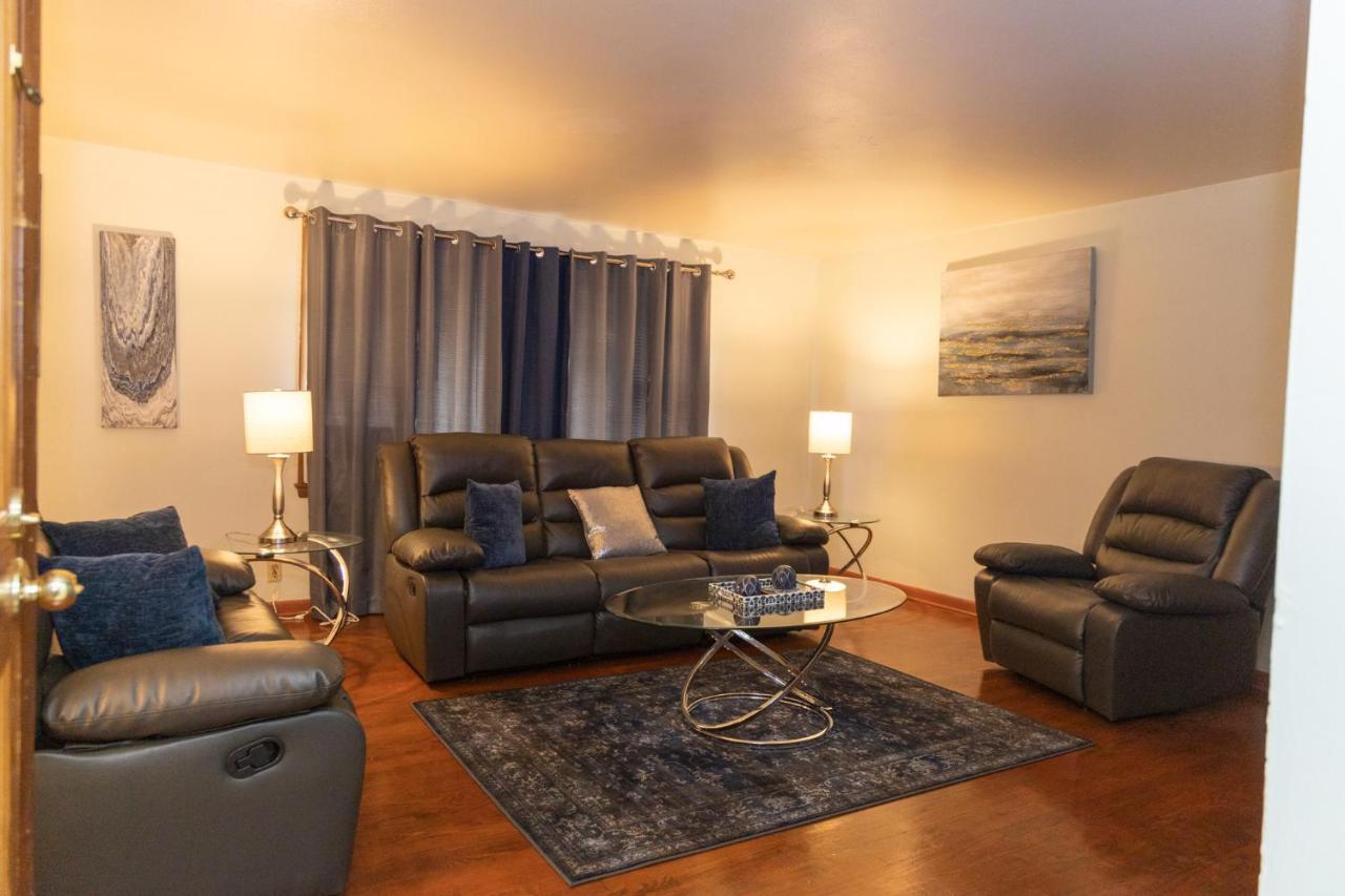 Three Bedroom Unit Free Parking & Wifi Apartment Milwaukee