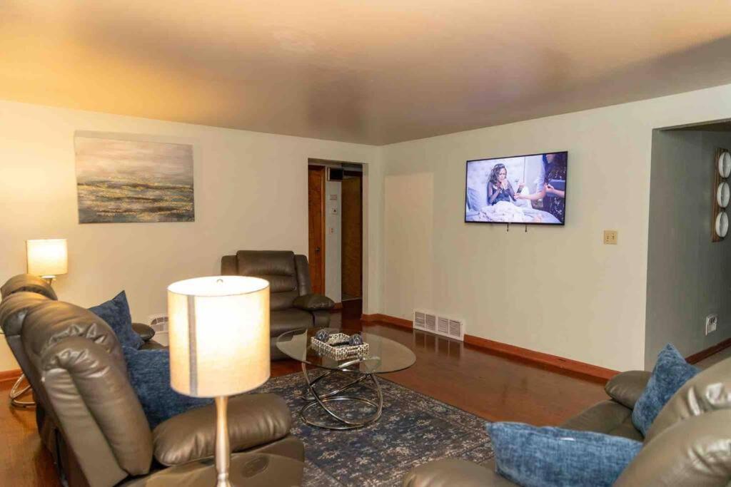 Three Bedroom Unit Free Parking & Wifi Apartment *