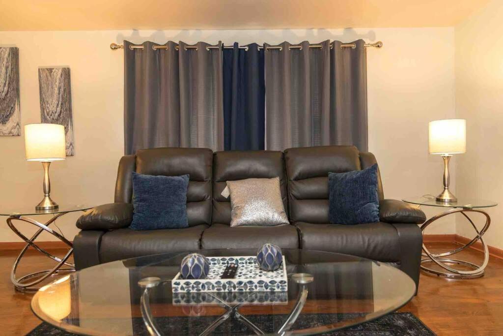 Three Bedroom Unit Free Parking & Wifi Apartment Milwaukee