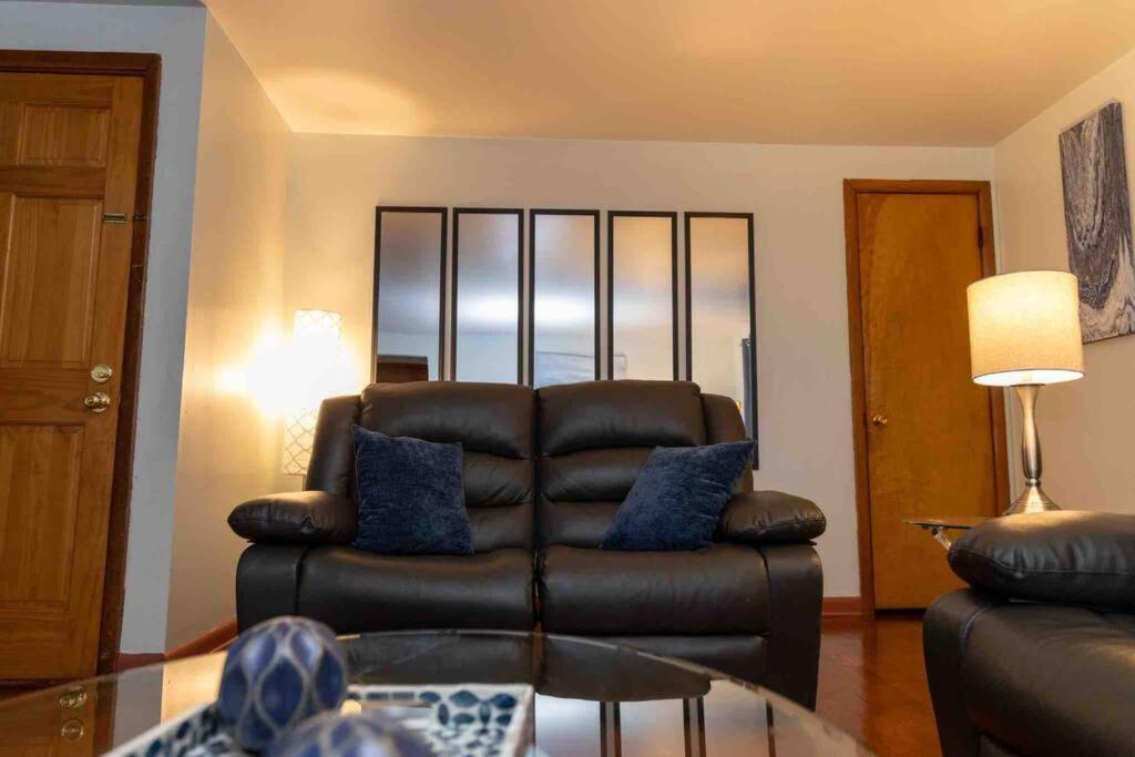Apartment Three Bedroom Unit Free Parking & Wifi Milwaukee