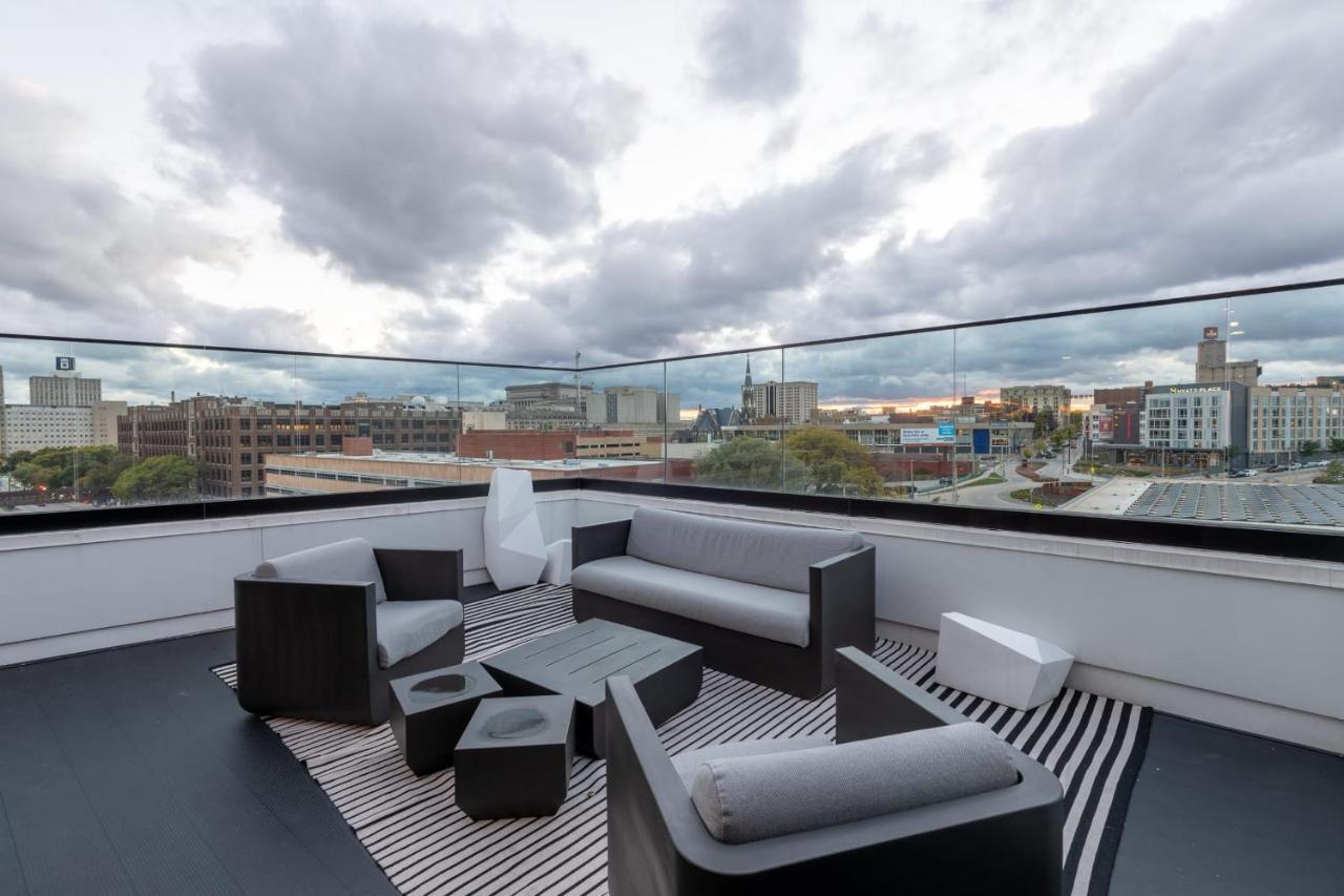 Apartment Flexhome Skywalk To Fiserv U4 With Rooftop, Gym, And Parking Milwaukee