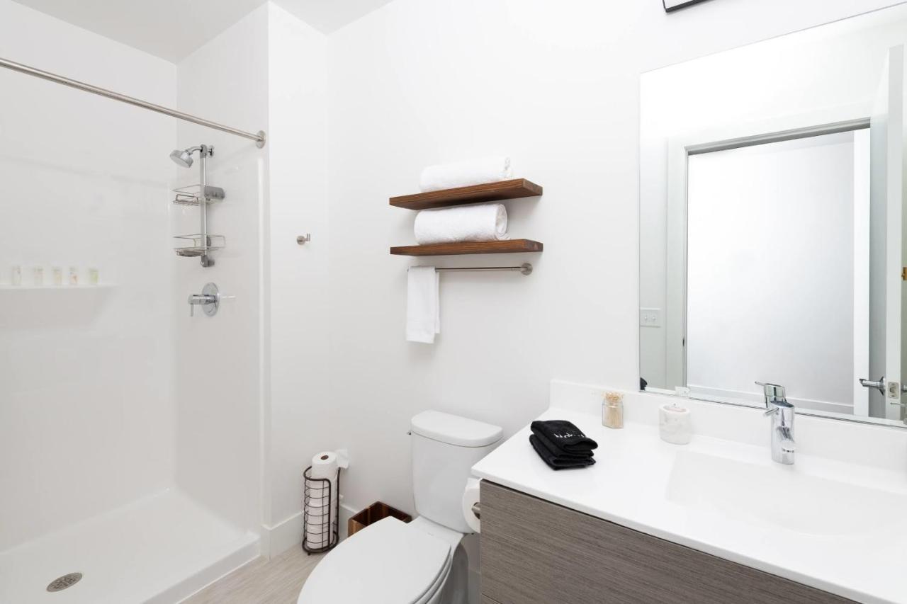 Flexhome Skywalk To Fiserv U4 With Rooftop, Gym, And Parking * Milwaukee