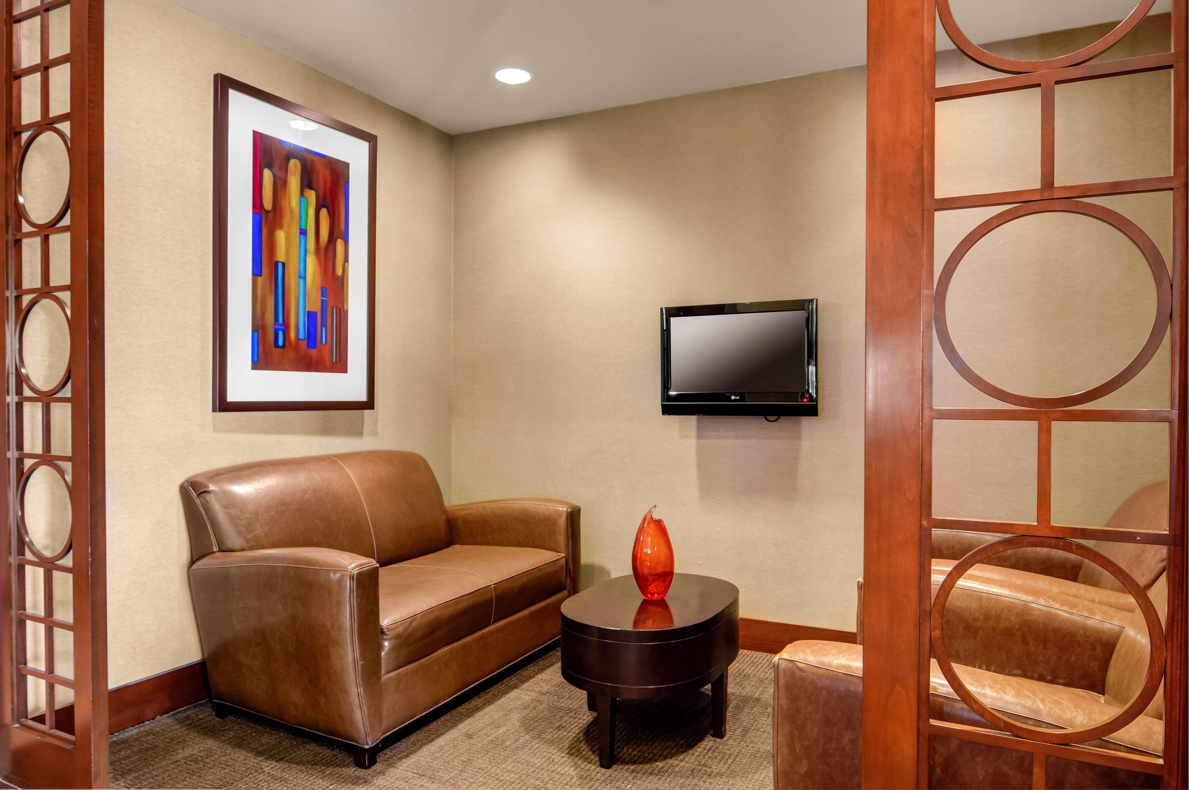 Hyatt Place Airport Hotel