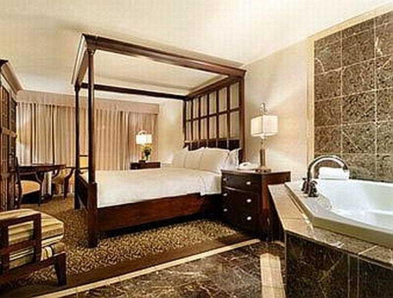 Hotel Clarion Airport 3*