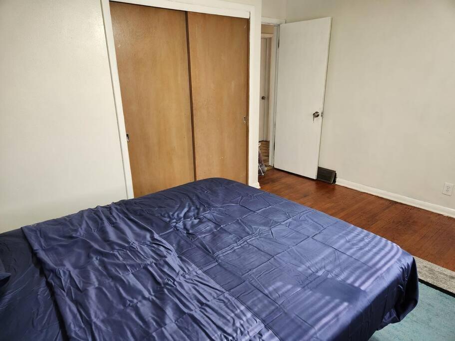 Spacious 4-bedroom In Quiet Neighborhood Holiday home Milwaukee