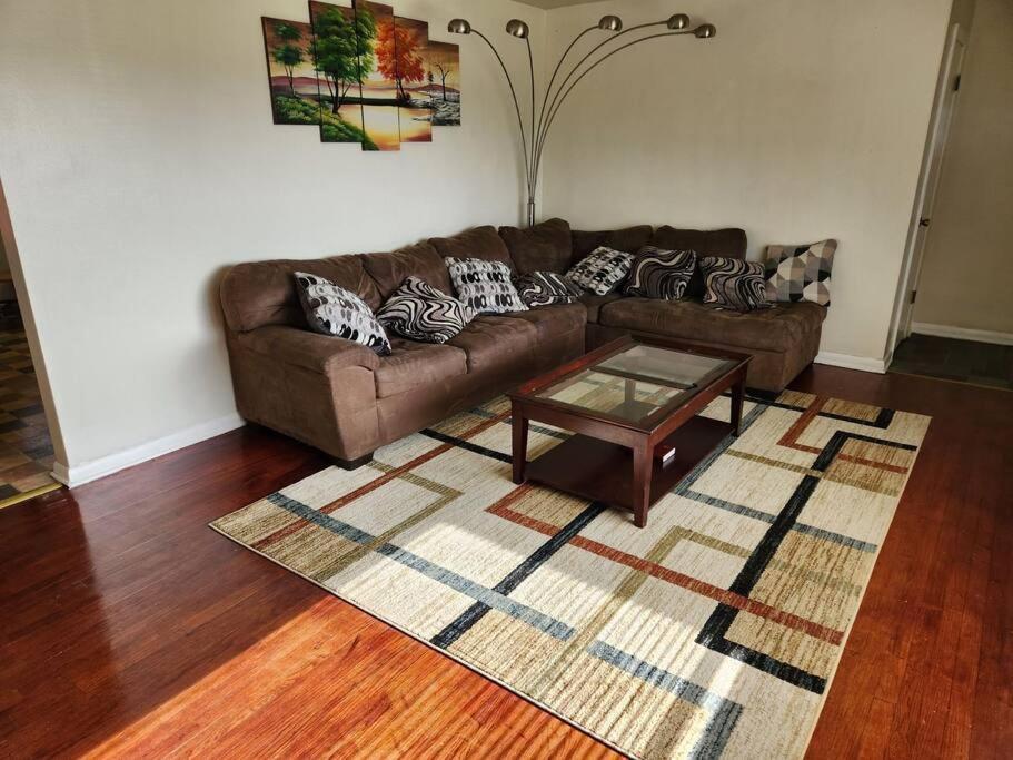 Spacious 4-bedroom In Quiet Neighborhood Holiday home
