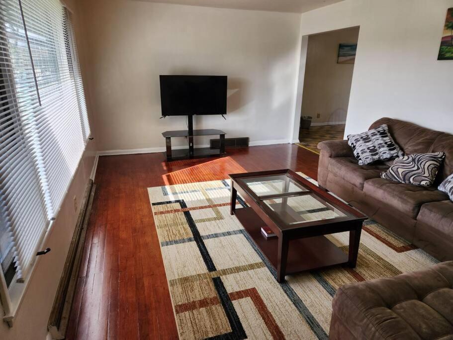 Spacious 4-bedroom In Quiet Neighborhood Holiday home